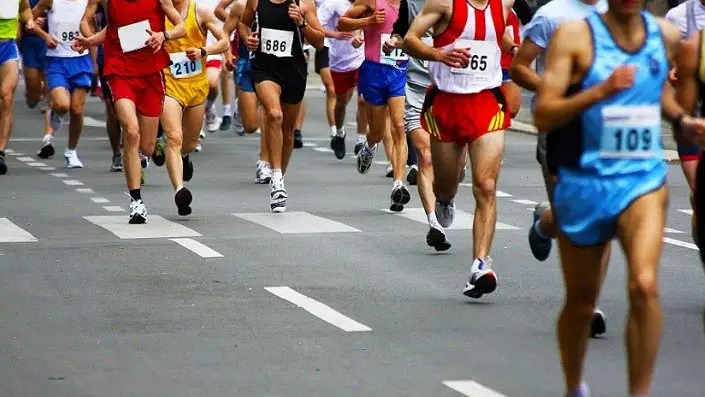 Il maratoneta italiano sconvolto!  La gara si corre a sostegno degli atleti russi, che indossano i loro colori